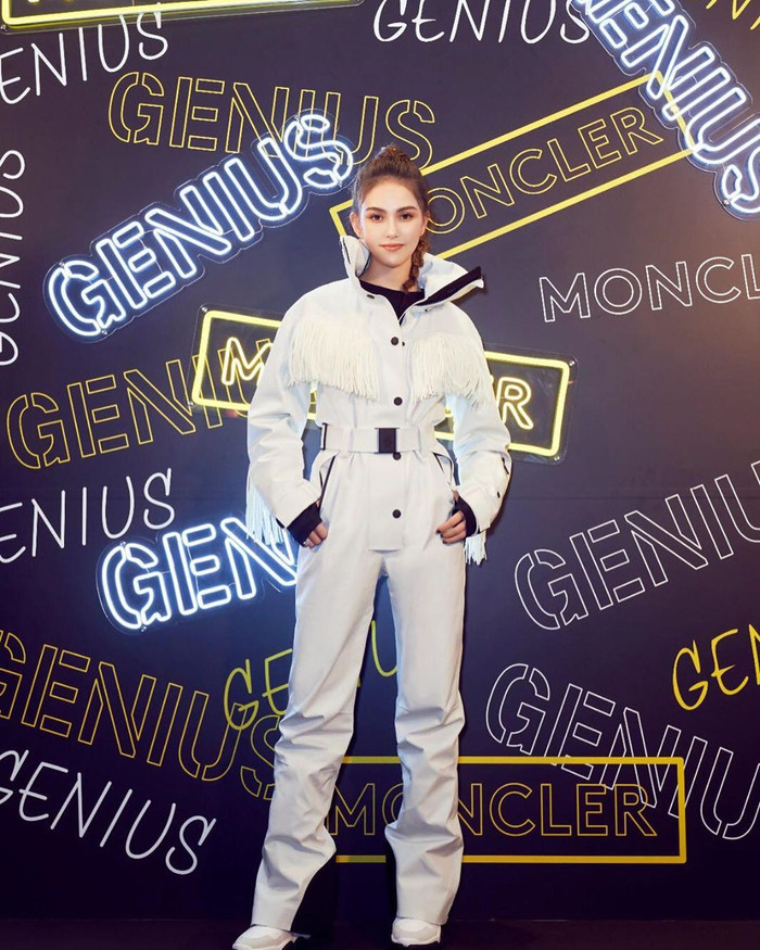 Côn Lăng gây ấn tượng với phong cách sang chảnh mà vẫn cá tính.