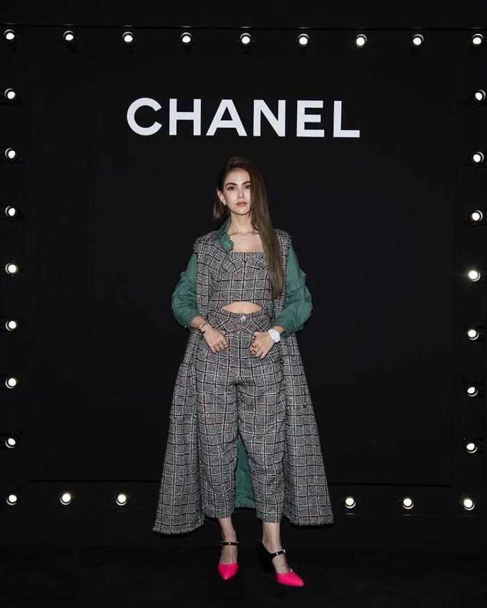 Cô thường xuyên diện đồ Chanel và dự các show lớn nhỏ của thương hiệu này tại khu vực Đài Loan và quốc tế