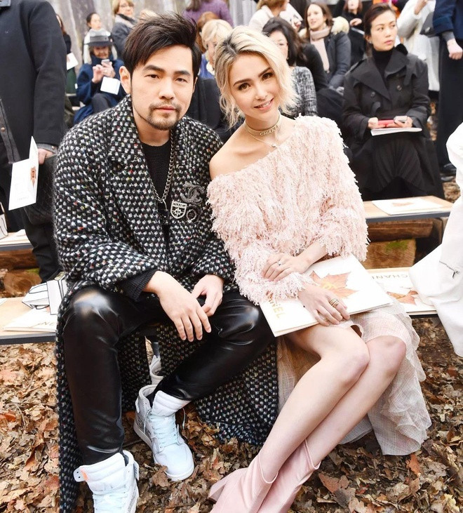 Mỹ nhân lai Tây diện nguyên &nbsp;set đồ màu hồng bên cạnh anh chồng nổi tiếng