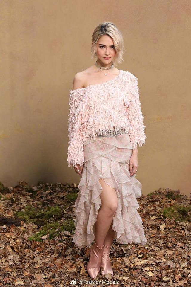 Côn Lăng nổi bật trong dàn sao Châu Á khi cô góp mặt tại show Chanel Thu/Đông 2018