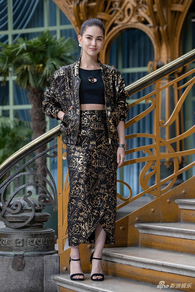 Tại show Chanel 2019, Côn Lăng tiếp tục là khách mời VIP của thương hiệu Pháp. Cô chọn cho mình set đồ kín đáo với tông đen cùng chất liệu áo họa tiết mạ vàng lấp lánh&nbsp;