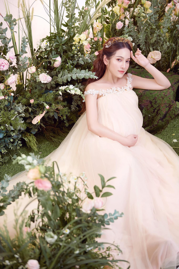 Nữ ca sĩ dường như không hề sa sút về nhan sắc hay phát tướng quá đà, mà trái ngược lại cô nàng vẫn giữ được vẻ đẹp trong trẻo và sắc vóc nhỏ nhắn như ngày chưa có hai “tiểu tử”.&nbsp;