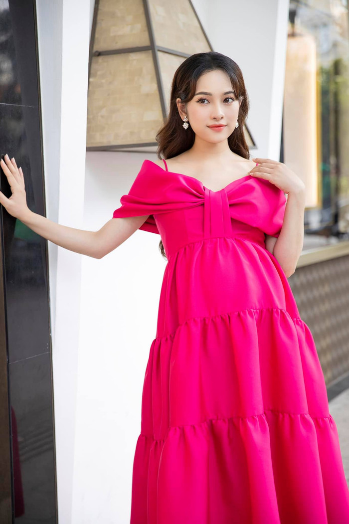 Có vẻ cô rất được Dương Khắc Linh yêu chiều và chăm sóc chu đáo nên dù bầu bí khá to mà nữ ca sĩ vẫn vô cùng rạng rỡ và xinh đẹp