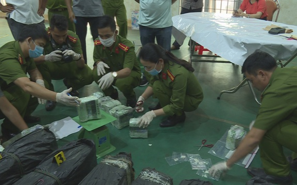 CSGT nổ súng truy bắt 2 đối tượng vận chuyển 200kg ma túy đá đi tiêu thụ Ảnh 2