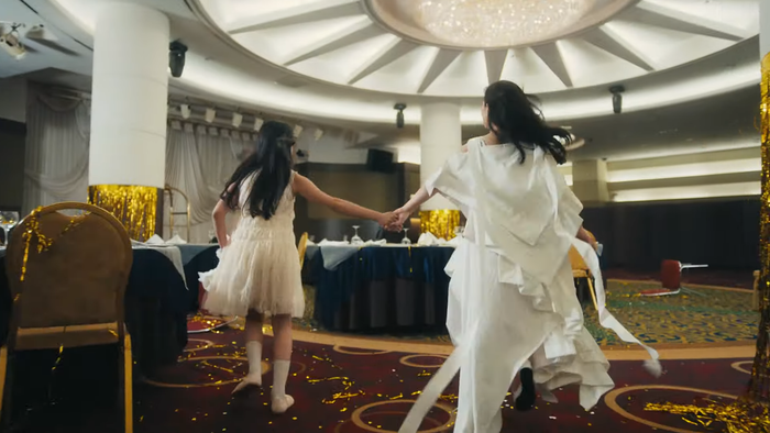 Lee Hi chính thức tái xuất với Holo: MV nặng tâm lý nhưng nhạc lại hao hao một bản hit đình đám của Meghan Trainor Ảnh 9