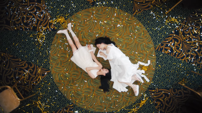 Lee Hi chính thức tái xuất với Holo: MV nặng tâm lý nhưng nhạc lại hao hao một bản hit đình đám của Meghan Trainor Ảnh 8