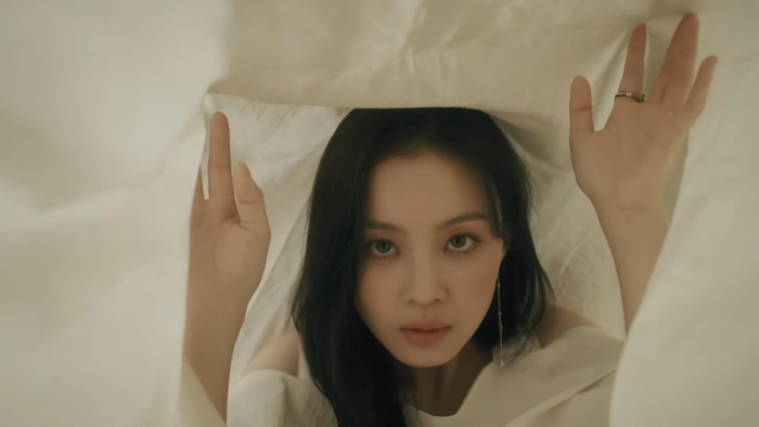 Lee Hi chính thức tái xuất với Holo: MV nặng tâm lý nhưng nhạc lại hao hao một bản hit đình đám của Meghan Trainor Ảnh 5