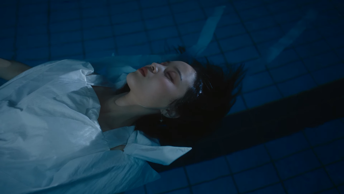 Lee Hi chính thức tái xuất với Holo: MV nặng tâm lý nhưng nhạc lại hao hao một bản hit đình đám của Meghan Trainor Ảnh 11