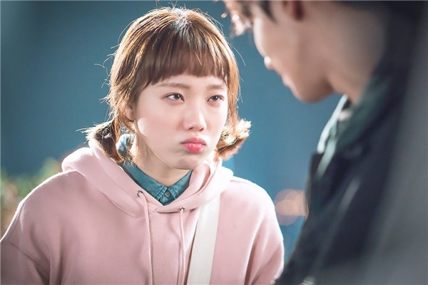 Lee Sung Kyung trong Weightlifting Fairy Kim Bok Joo (Tiên Nữ Cử Tạ Kim Bok Joo)&nbsp;đã khiến giới trẻ điên đảo trước trình dữ dằn và náo loạn của mình khi đảm nhận vai diễn Kim Bok Joo