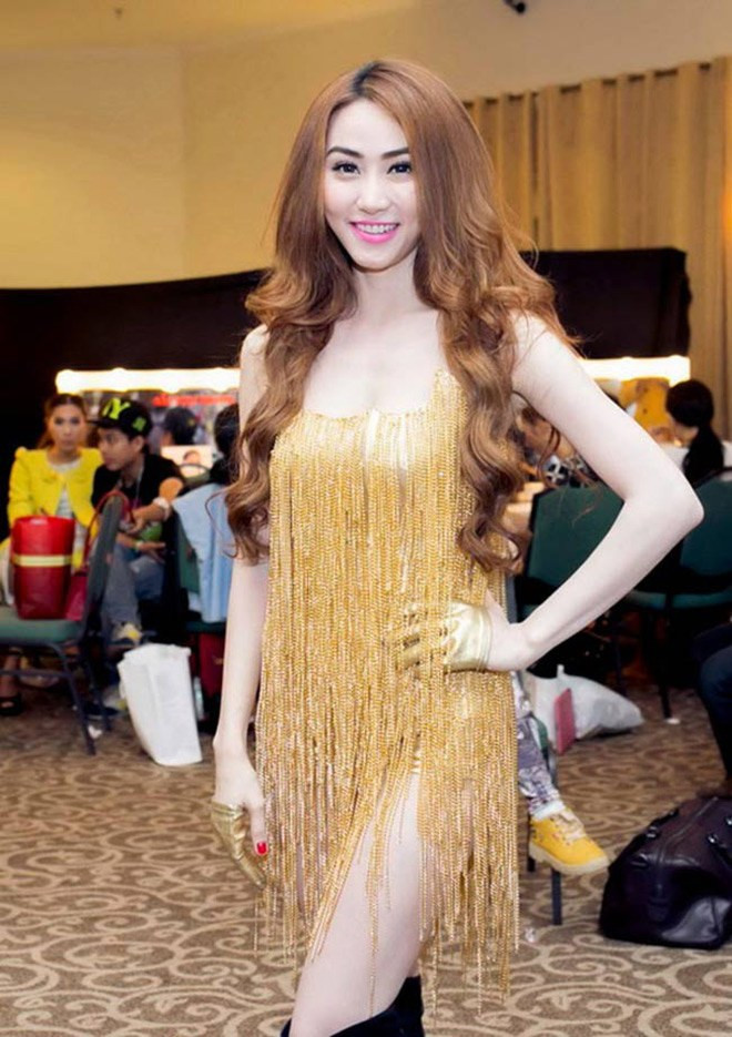 Những chiếc đầm tua rua lấp lánh đáp ứng đủ yêu cầu nổi bật, tỏa sáng của các nàng, thế nhưng, kiểu váy này lại dễ khiến khán giả tưởng người mặc 'phì nhiêu' hơn thực tế. 