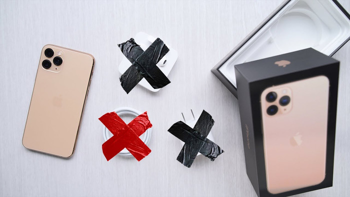 iPhone 12 có thể không được bán kèm cục sạc và tai nghe. Ảnh: YouTube