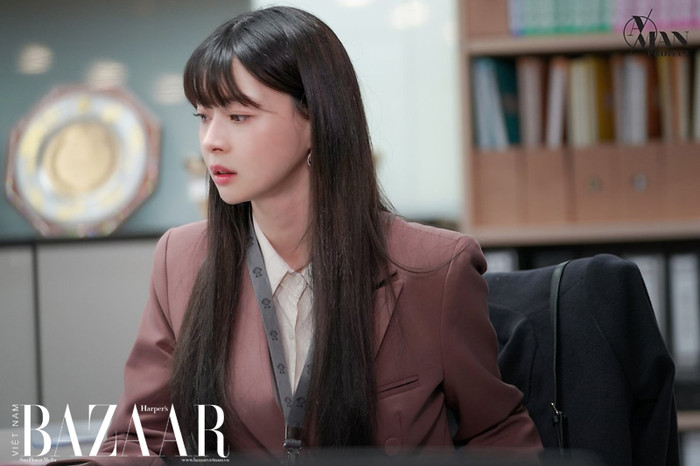 Hay tình địch của Yo Yi Seo - Oh Soo Ah (Kwon Nara) sớm gây ấn tượng khi ở tuổi đời còn trẻ, cô đã trở thành trưởng nhóm hoạch định chiến lược của công ty, đã tự mua cho mình một căn nhà và một chiếc xe