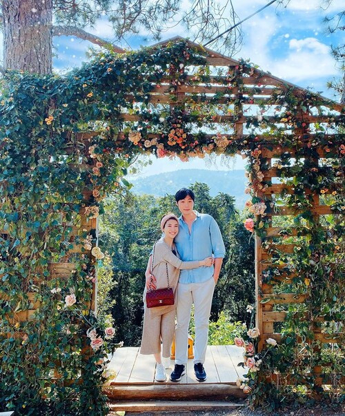 Mặc dù đám cưới bị hoãn thế nhưng Pha Lê cho biết cô cảm thấy may mắn vì lúc này bạn trai cô đang ở Việt Nam, có thể dễ dàng ở bên chăm sóc