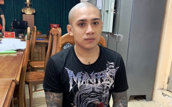 Nghi phạm chủ chốt trong vụ 'băng áo cam' xông vào quán ốc chém người ra đầu thú Ảnh 2