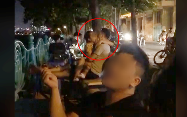 Đôi bạn trẻ hôn nhau 'ngấu nghiến' ở Hồ Tây khiến nhiều người xung quanh 'nóng mặt' Ảnh 2