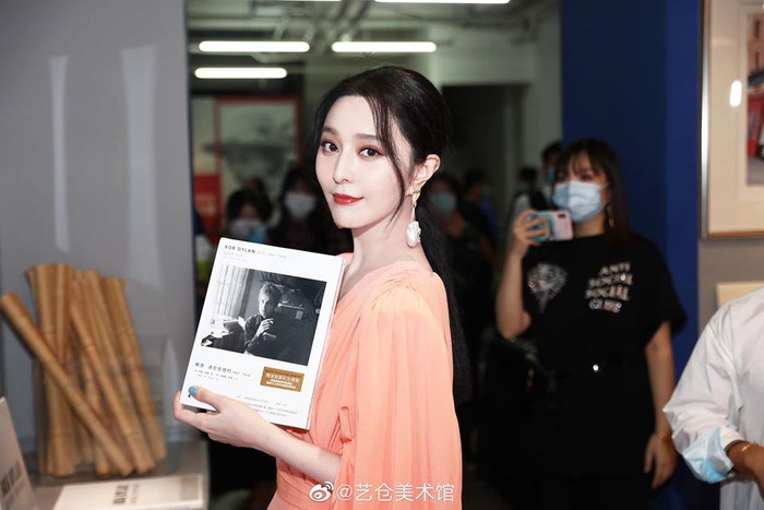 Phạm Băng Băng diện cây hàng hiệu hơn 1,5 tỷ đồng chỉ để dự triển lãm nghệ thuật Ảnh 6