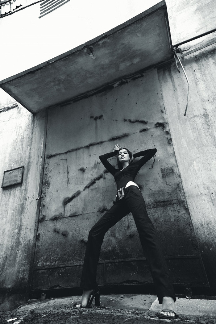 Hoàng Phương khoe đôi chân dài miên man với sắc đen bí ẩn, tấn công đường đua mỹ nhân Ảnh 3