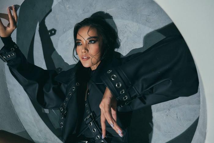 Hoàng Phương khoe đôi chân dài miên man với sắc đen bí ẩn, tấn công đường đua mỹ nhân Ảnh 19