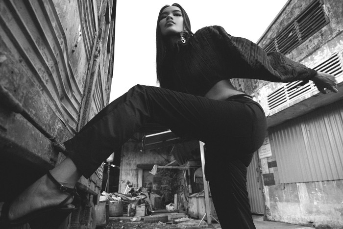 Hoàng Phương khoe đôi chân dài miên man với sắc đen bí ẩn, tấn công đường đua mỹ nhân Ảnh 9