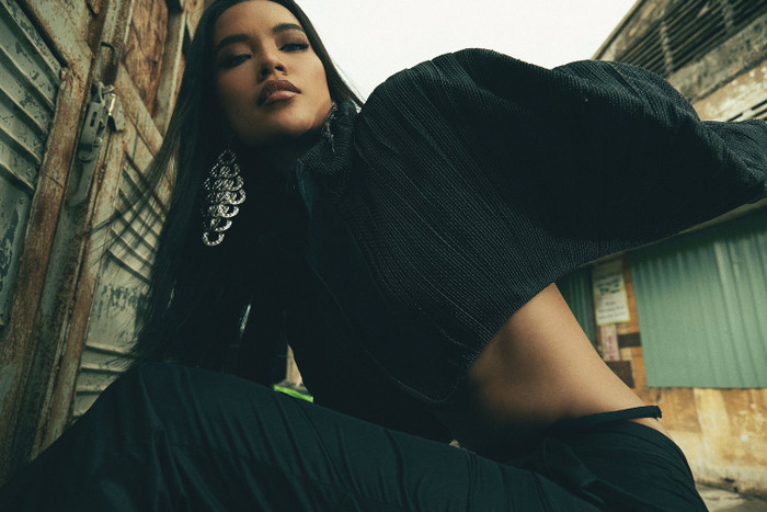 Hoàng Phương khoe đôi chân dài miên man với sắc đen bí ẩn, tấn công đường đua mỹ nhân Ảnh 10