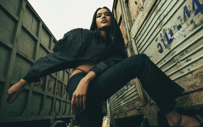 Hoàng Phương khoe đôi chân dài miên man với sắc đen bí ẩn, tấn công đường đua mỹ nhân Ảnh 2