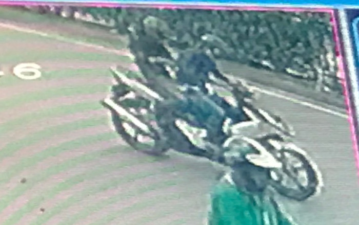 Hình ảnh hai đối tượng ghi vấn đi xe Nouvo được camera ghi lại.