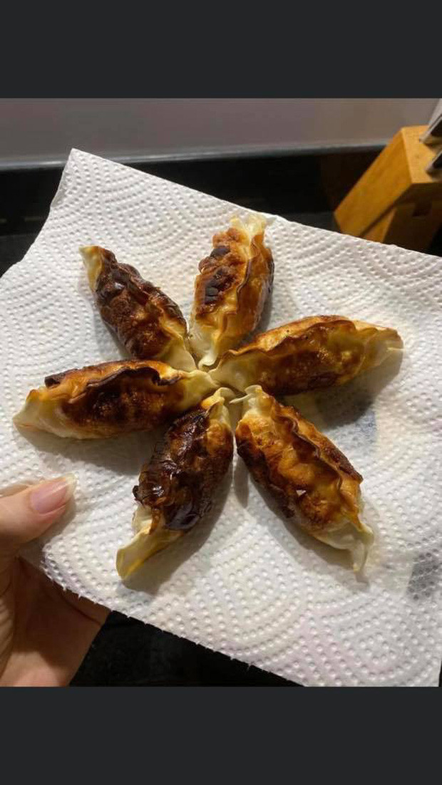 Hari Won học làm vợ đảm, ai ngờ phải nhờ mẹ ruột ra tay 'cứu' đói Trấn Thành thế này? Ảnh 4