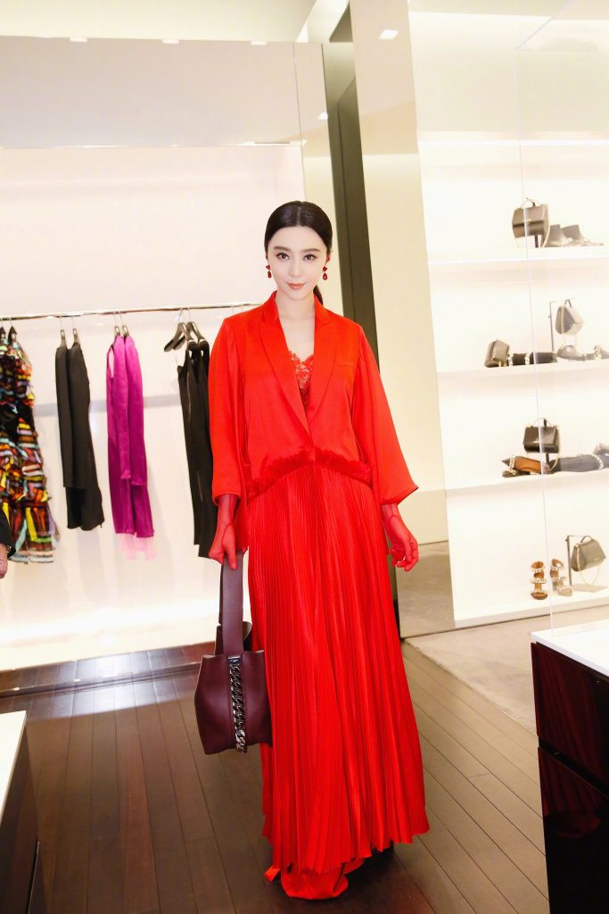 Băng tỷ từng diện bộ váy đỏ rực thuộc BST mùa thu 2017 của Givenchy khi cô xuất hiện tại buổi grand opening của thương hiệu này tại Vũ Hán, Trung Quốc 