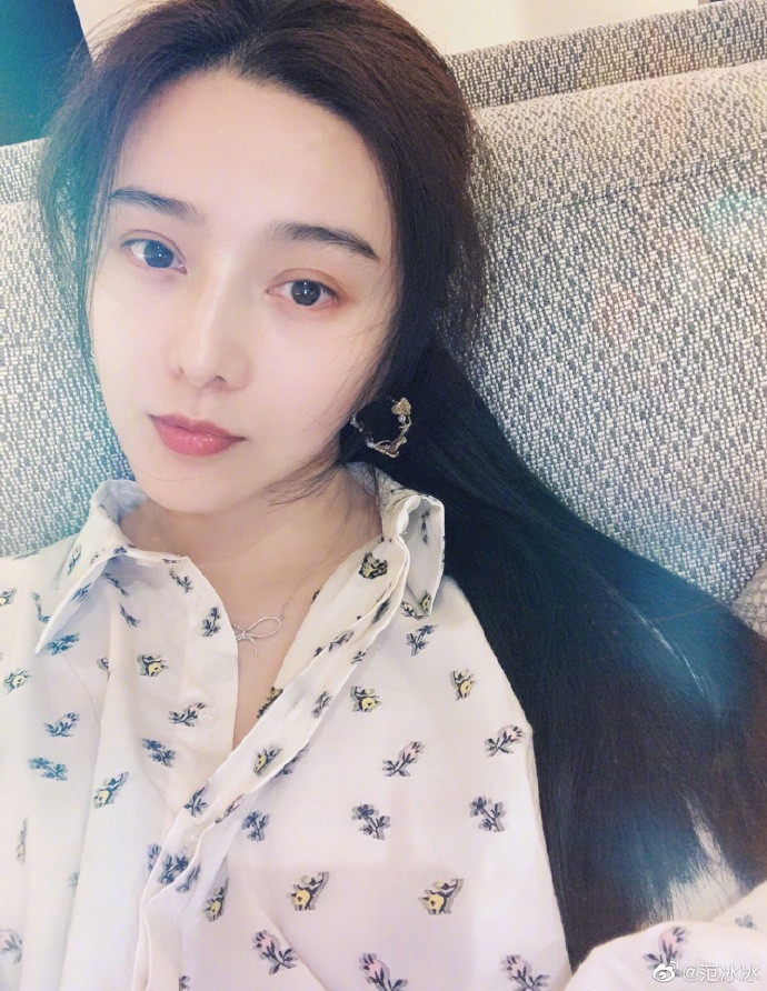 Trong bộ váy của cô mặc, dân tình còn phát hiện trang sức đôi bông tai gần 2 tỷ rưỡi mà cô mix cùng bộ váy và túi xách hàng hiệu kia