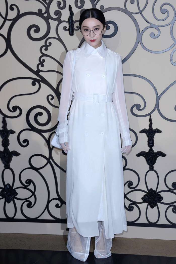 Bộ cánh trắng muốt khiến nàng Kim Tỏa nhìn như 'tiên nữ' khi cô xuất hiện tại front -row hàng ghế đầu của show Givenchy Xuân/Hè 2018