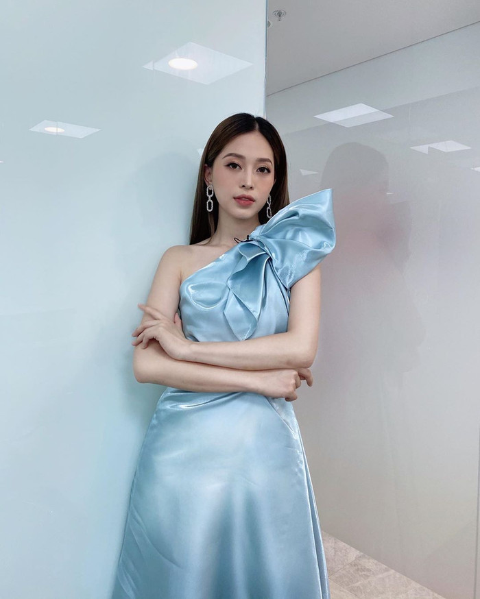 Á hậu Bùi Phương Nga diện váy dạ hội khoe nụ cười tươi tắn khiến fan mê đắm.