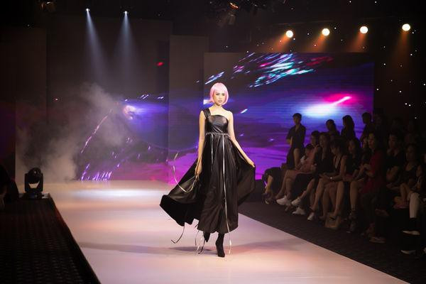 Lần khác, Bùi Quỳnh Hoa đảm nhận vai trò vedette trong BST Black Pink nằm trong khuôn khổ một chương trình thời trang trẻ em của NTK Phương Hồ. 