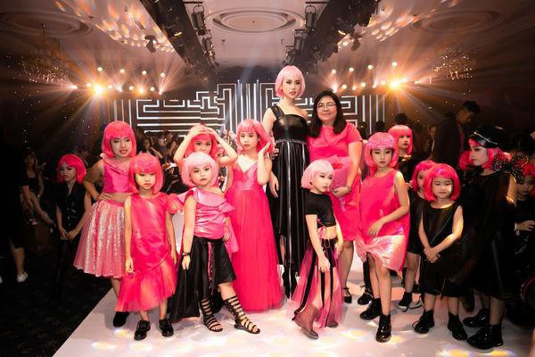 Người đẹp cho biết, những ngày trước đó, cô bị trượt chân ngã nên phần chân sưng tấy, đau nhức. 