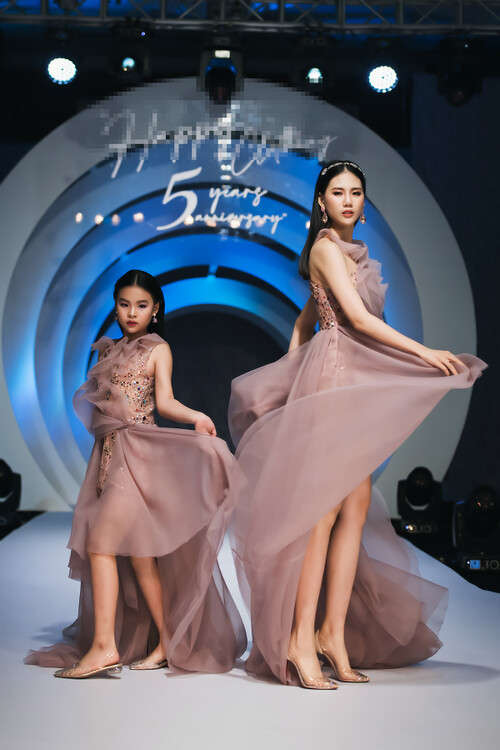 Vẻ đẹp mong manh nhưng đầy 'mị lực', cuốn hút khán giả. 