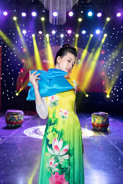 Không phải là gương mặt chuẩn mẫu, nhiều người nhận định Quỳnh Hoa khó tiến xa trong nghề. Quỳnh Hoa khẳng định chính cô cũng cảm thấy mình phù hợp hơn với hình ảnh của một Hoa hậu, nhưng điều đó không có nghĩa cô không thể thành công trong nghề mẫu.