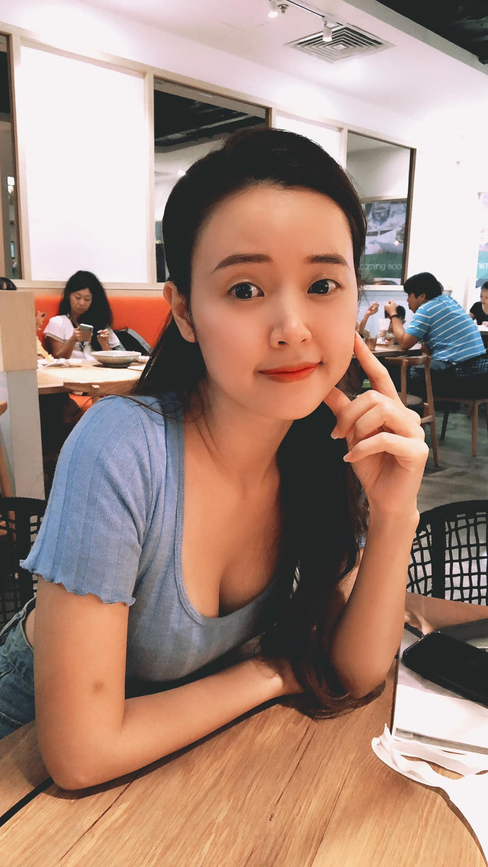 Nhưng điểm 'hút mắt' mọi người nhất chính là vòng một căng đầy, lấp ló hờ hững của Midu