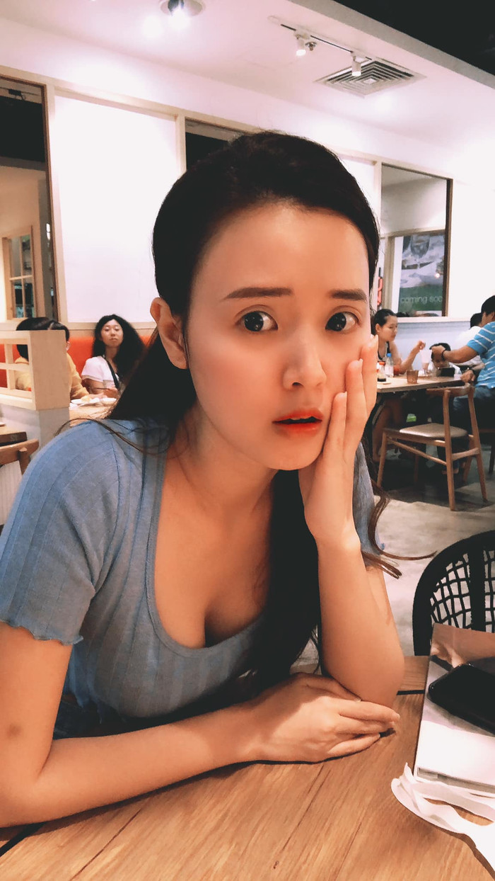 Có thể thấy, cô nàng không trang điểm cầu kì, chỉ thêm ít son môi và kẻ mày sương sương nhưng vẫn tôn lên được những nét thanh tú của gương mặt 