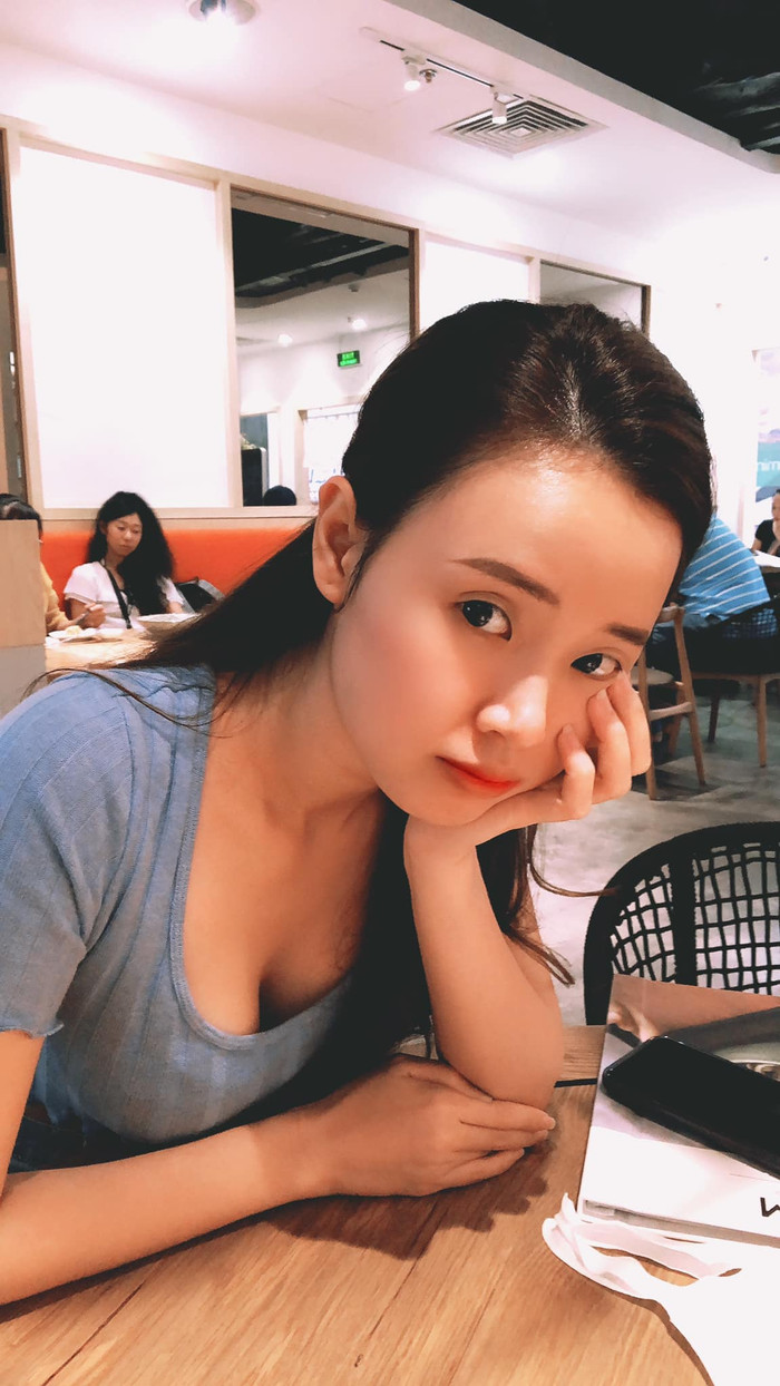 Sau khi đăng tải, loạt ảnh mới của Midu vừa khiến khối cô gái xuýt xoa ghen tỵ vừa khiến khối chàng trai “đứng ngồi không yên' vì quá gợi cảm