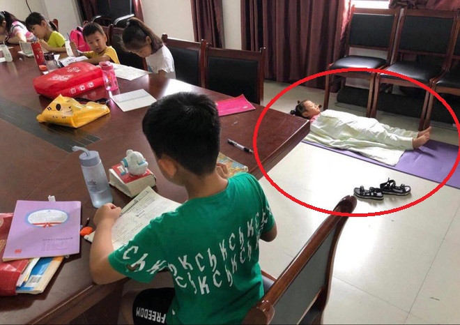 Có thể do cô bé ngủ ngon đến mức ngay cả giáo viên cũng chẳng đành đánh thức