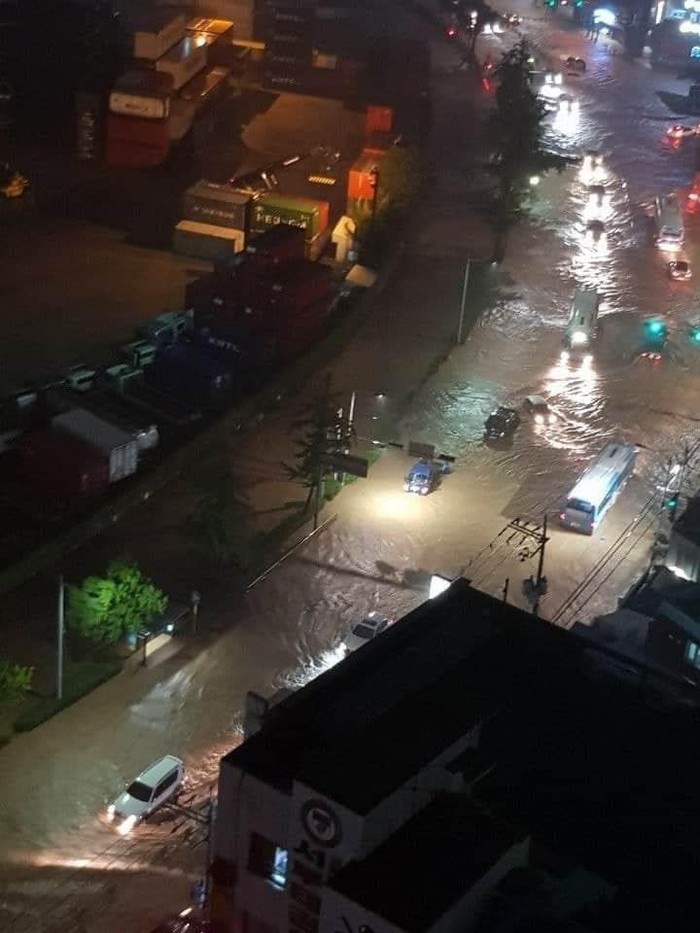 Đường phố Busan biến thành biển nước khi bị mưa lũ tấn công.