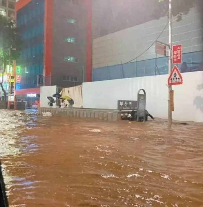 Nhiều đoạn đường bị ngập khiến người dân không thể di chuyển.