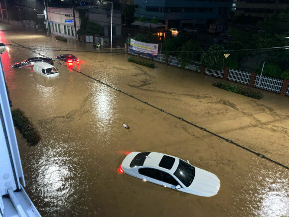 Hàn Quốc đường ngập thành sông, cao tới ngang ngực do mưa lớn Ảnh 8