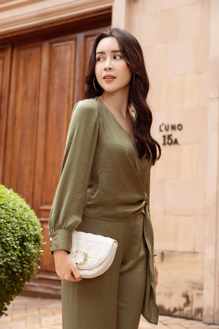 Trang phục vải lụa là xanh olive được vợ Hồ Hoài Anh khoác lên mình đậm chất thời trang hè, set đồ này trông cô trẻ trung hơn hẳn&nbsp;