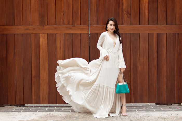 Người đẹp ngày càng lên hương với những set đồ đẹp xuất sắc, cô mix cùng túi xách màu xanh ngọc bích và giày quai mảnh để hoàn thiện set đồ trẻ trung này