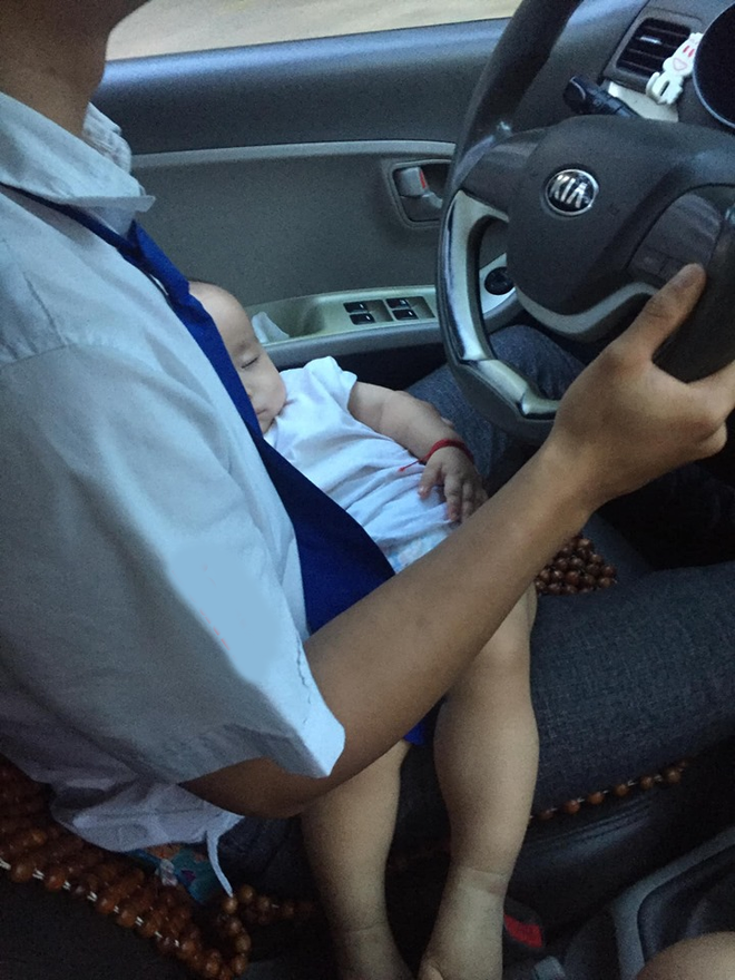 Cha lái taxi vừa kiếm tiền, vừa ôm con