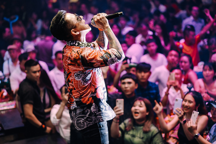 Sau tuyên bố ngưng ca hát, Tuấn Hưng vẫn trình diễn hết mình trong đêm nhạc có Ưng Hoàng Phúc, Phạm Quỳnh Anh Ảnh 6