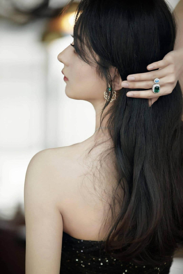 Triệu Lệ Dĩnh dự sự kiện của DIOR vào 24/7: Như chú mèo đen xinh đẹp, quí phái, ai còn dám chê cô 