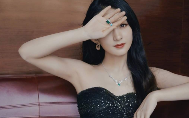 Triệu Lệ Dĩnh dự sự kiện của DIOR vào 24/7: Như chú mèo đen xinh đẹp, quí phái, ai còn dám chê cô 