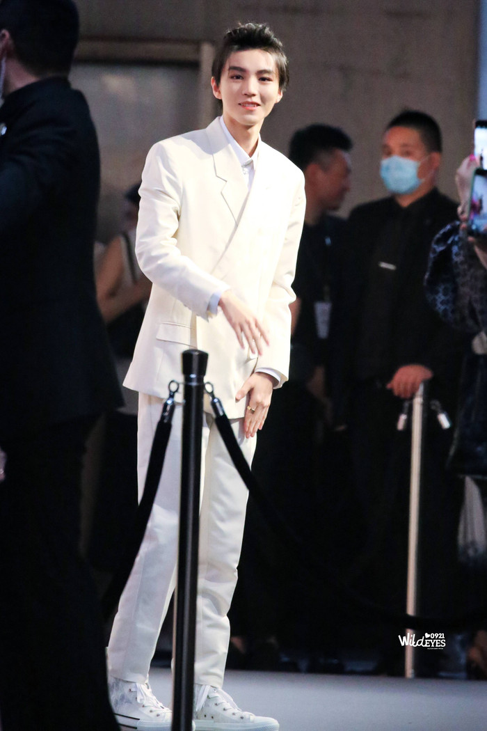 Đêm hội Dior 2020: Vương Tuấn Khải tựa hoàng tử, Triệu Lệ Dĩnh - Angela Baby đẹp áp đảo Ngô Cẩn Ngôn Ảnh 6