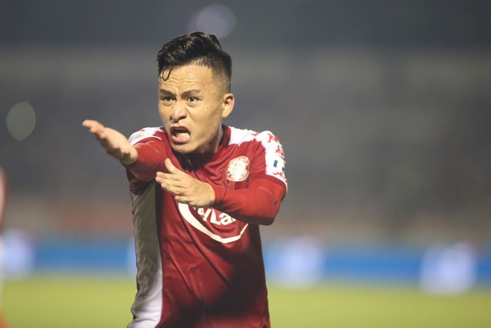 Huy Toàn phản ứng trọng tài và phải nhận thẻ vàng. Ảnh: CLB TPHCM